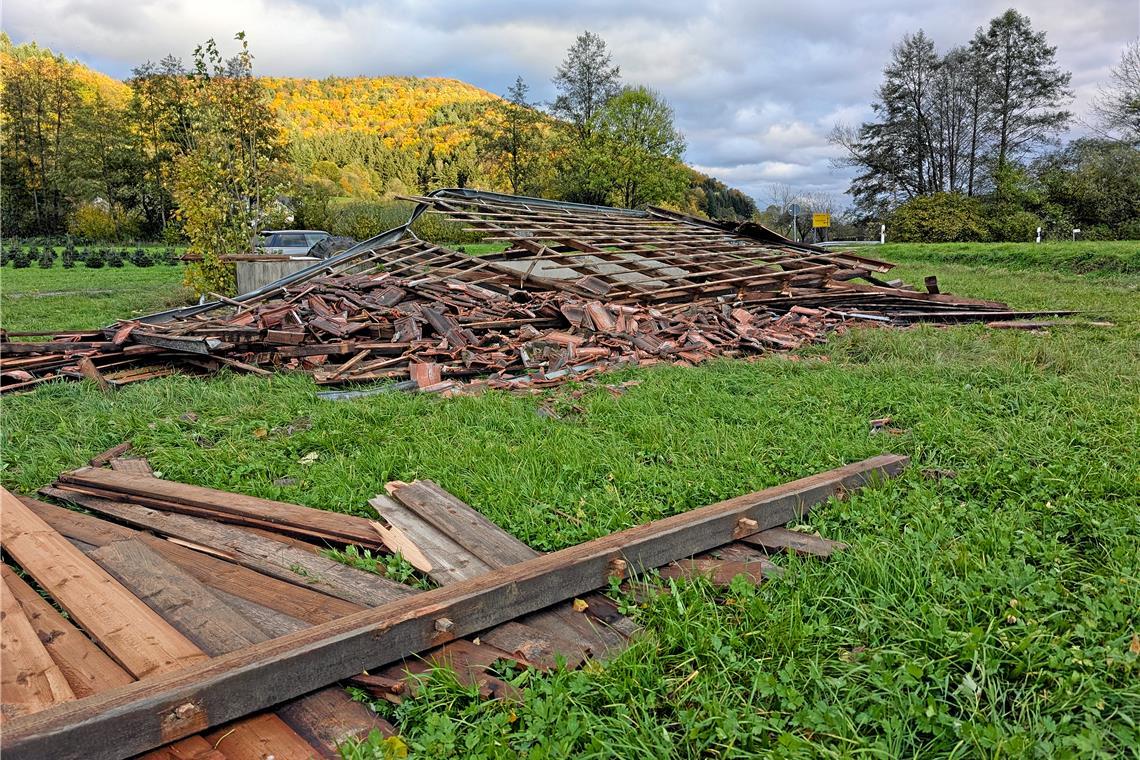 Der gesamte Holzaufbau eines Schuppens wurde mehrere Meter nach Westen versetzt und stürzte dort in sich zusammen. Fotos: www.torkud.de