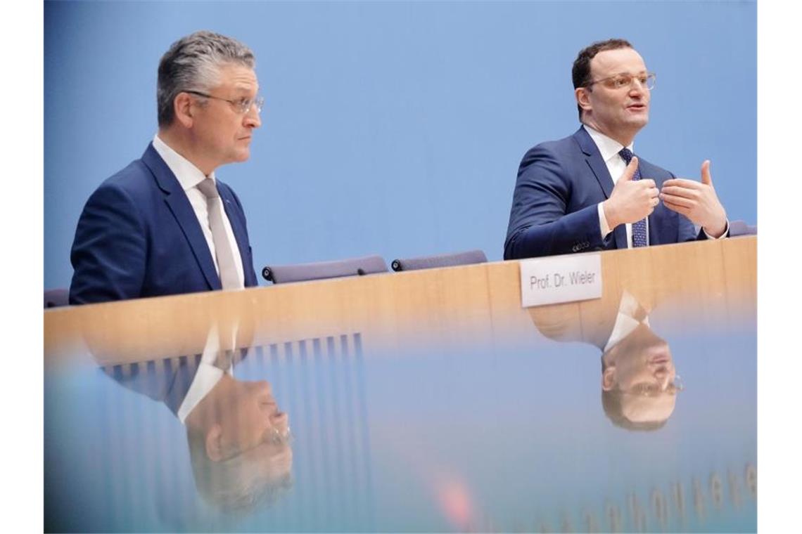 Der geschäftsführende Gesundheitsminister Jens Spahn und RKI-Chef Lothar Wieler sehen Deutschland in einer Notlage. Foto: Kay Nietfeld/dpa