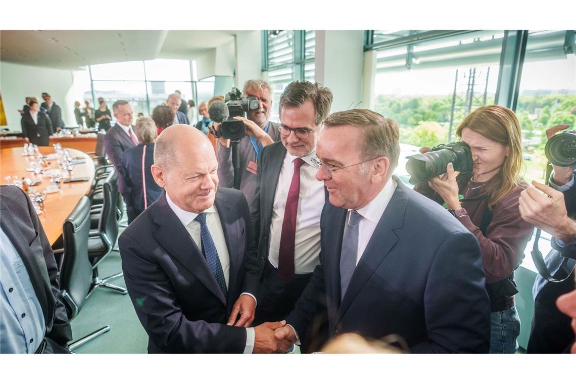 Der geschäftsführende Verteidigungsminister Boris Pistorius (r., SPD) dürfte auch dem nächsten Kabinett angehören.