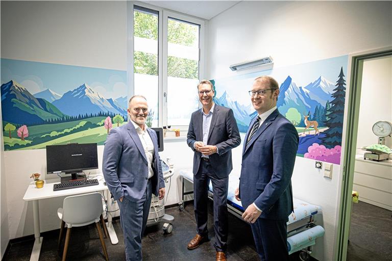 Der Geschäftsführer der Rems-Murr-Kliniken André Mertel (von links), Landrat Richard Sigel und Oberbürgermeister Maximilian Friedrich sind von den hellen, kindgerechten Behandlungszimmern angetan. Fotos: Alexander Becher