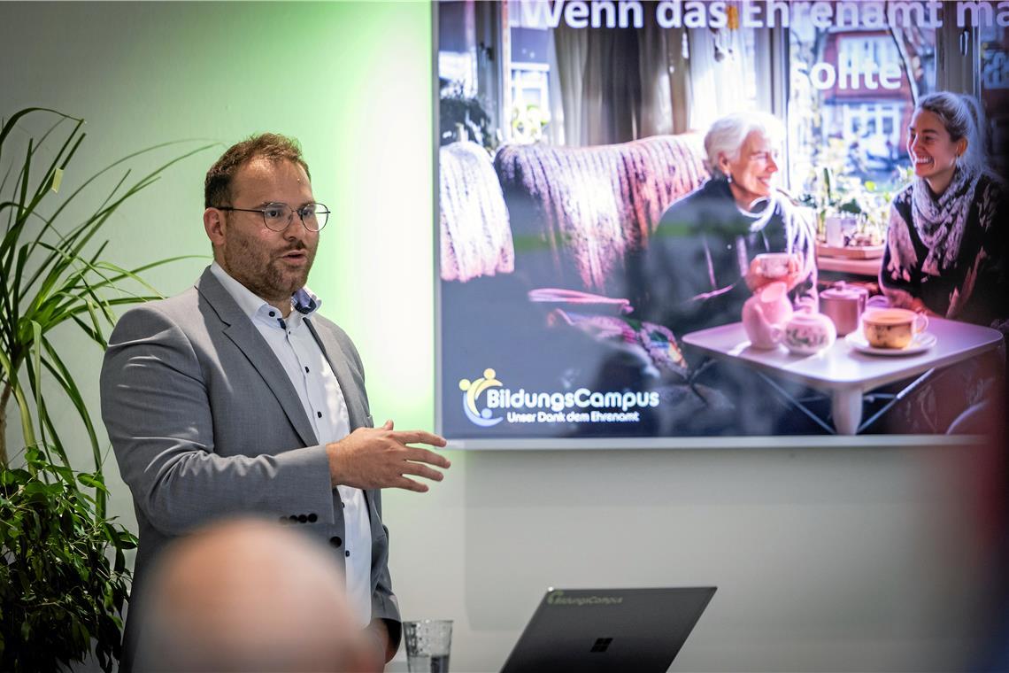 Kostenlose Fortbildung für Ehrenamtliche in Backnang Der Geschäftsführer des Bildungscampus, Alexander Hupert, stellt die Ehrenamtsinitiative vor. Foto: Alexander Becher