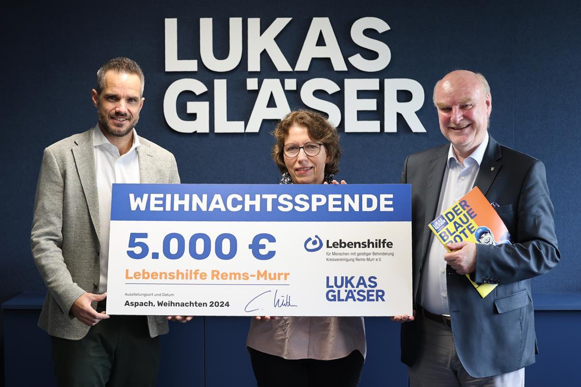 Spende der Aspacher Firma Lukas Gläser Der Geschäftsführer von Lukas Gläser, Christoph Kübler (Foto links), übergab einen symbolischen Scheck an Michael Balzer (rechts), den Vorsitzenden der Lebenshilfe, und seine Stellvertreterin Annette Hohnerlein (mitte). Foto: Alexander Hornauer
