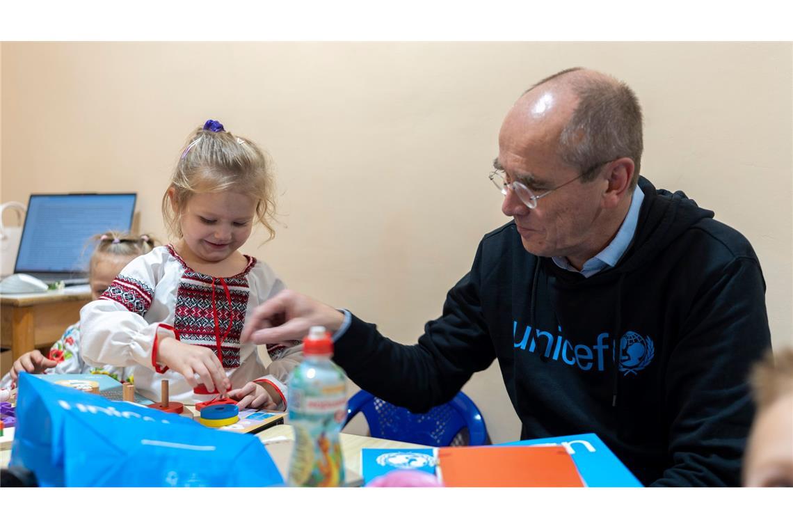 Der Geschäftsführer von Unicef Deutschland, Christian Schneider, mit einem ukrainischen Vorschulkind in einem Schutzraum unter der Erde: Das Kinderhilfswerk hilft Schulen und Kindergärten in dem vom Krieg geprägtem Land.