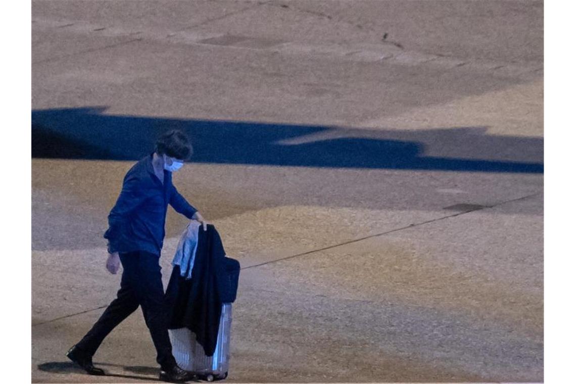 Löw-Abschied nach EM-K.o. - Flick übernimmt Der geschlagene Bundestrainer Joachim Löw geht über das Rollfeld nach der Landung in Nürnberg. Foto: Daniel Karmann/dpa