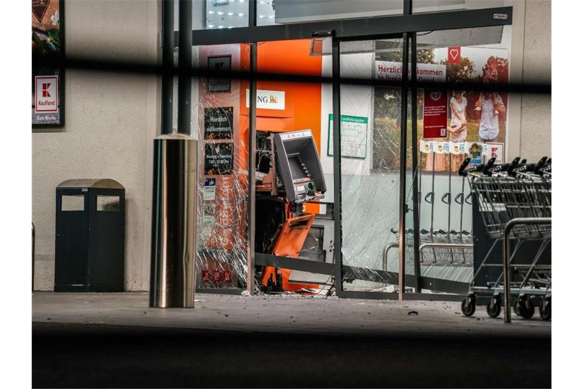 Unbekannte sprengen Geldautomaten in Uhingen Der gesprengte Geldautomat ist in einer Supermarkt-Filiale zu sehen. Foto: SDMG / Kohls/SDMG/dpa