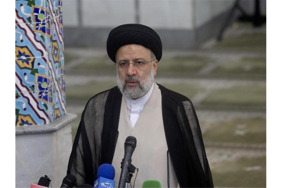 Iran-Wahl: Sieger verschiebt Auftritt - Kritik aus Israel Der gewählte iranische Präsident Ebrahim Raeissi gilt als erzkonservativ und deutlich weniger moderat als sein Vorgänger. Foto: Ahmad Halabisaz/XinHua/dpa
