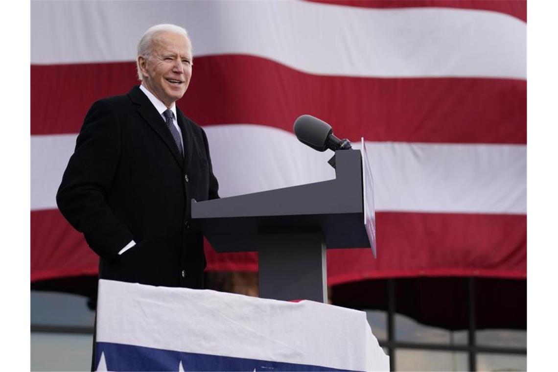 Biden wird als Präsident vereidigt - Trump ist nicht dabei Der gewählten US-Präsident Joe Biden spricht im nach seinem Sohn benannten Major Joseph R. „Beau“ Biden III National Guard/Reserve Zentrum. Foto: Evan Vucci/AP/dpa