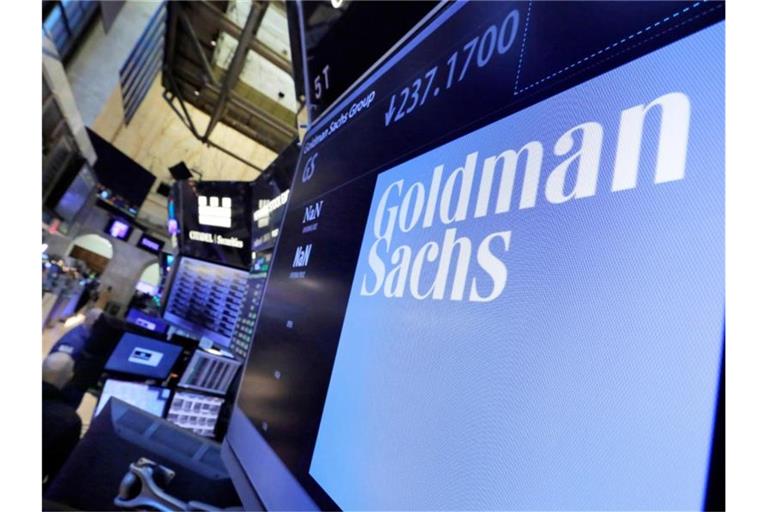 Der Gewinn von Goldman Sachs ist um die Hälfte eingebrochen. Foto: Richard Drew/AP/dpa