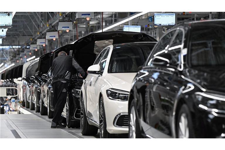 Neuer Rückschlag für Mercedes: Gewinn bricht ein Der Gewinn von Mercedes-Benz ist drastisch gesunken.