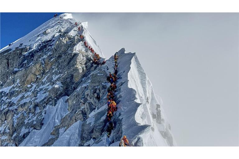 Der Gipfel des Everest zieht Bergsteiger aus aller Welt magisch an - trotz zahlreicher Gefahren.