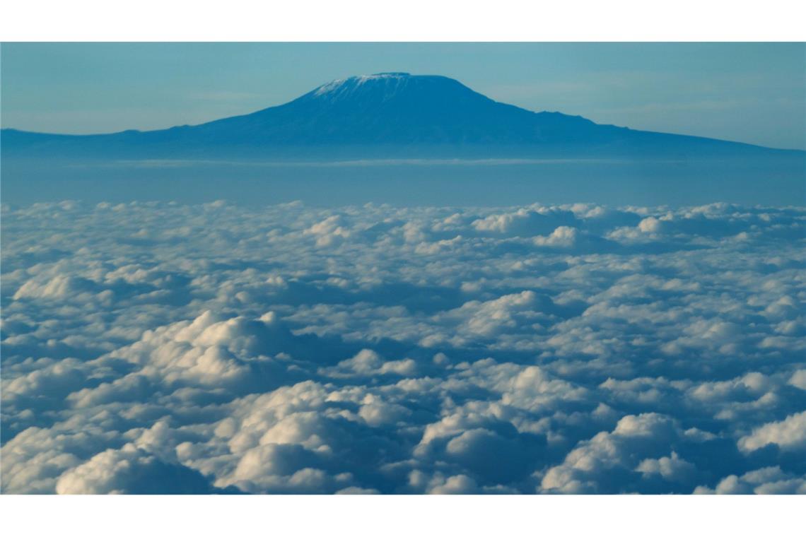 Der Gipfel des Kilimandscharo ragt aus der Wolkendecke hervor. (Archivbild)