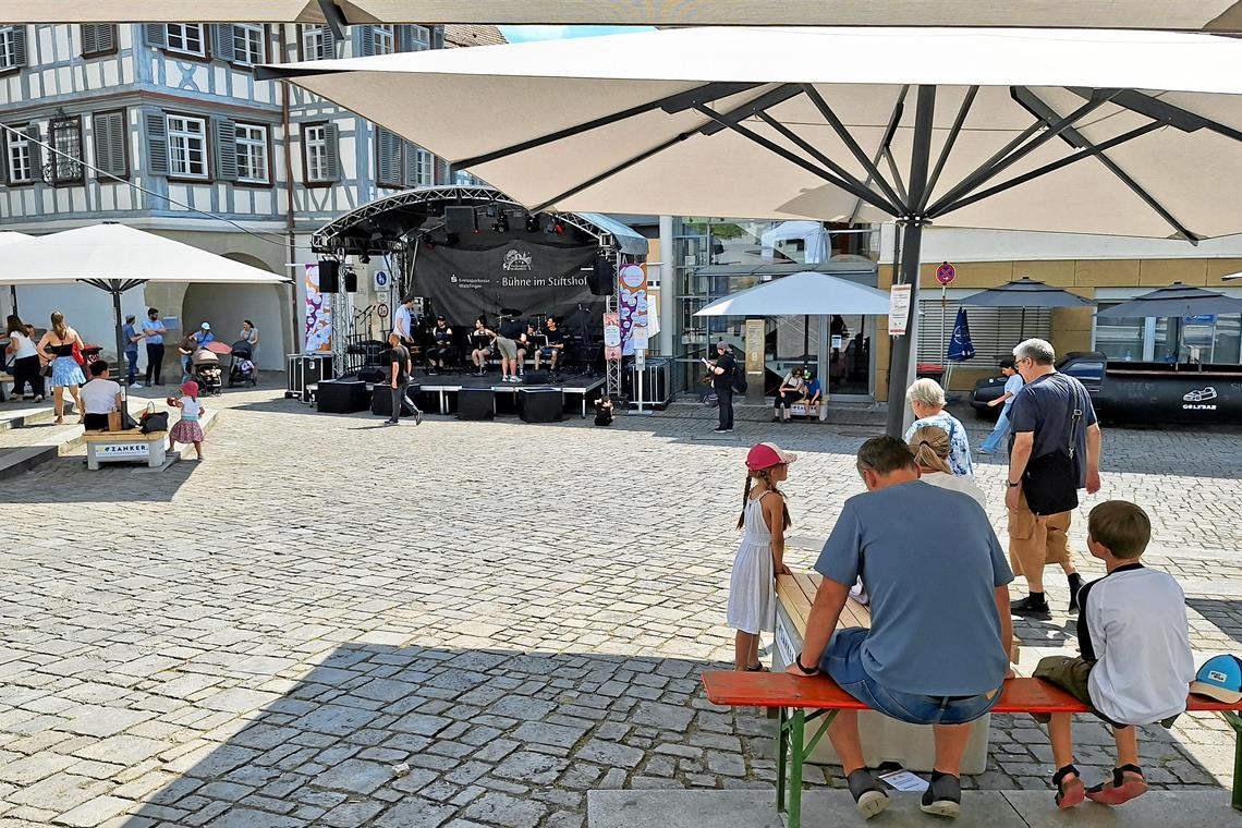 Der Gitarrennachwuchs übt sich auf dem Stiftshof. Es ist Jugendmusik- und Kunstschultag. Foto: BKZ