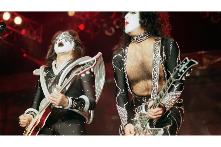 Der Gitarrist Ace Frehley (l.) ist mit 74 Jahren gestorben. (Archivbild)