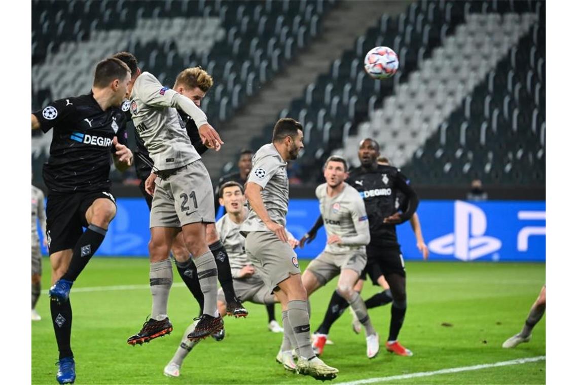 Nächste Gladbach-Gala: Stindl und Embolo gefeiert Der Gladbacher Nico Elvedi (4.v.l) erhöhte per Kopf. Foto: Federico Gambarini/dpa
