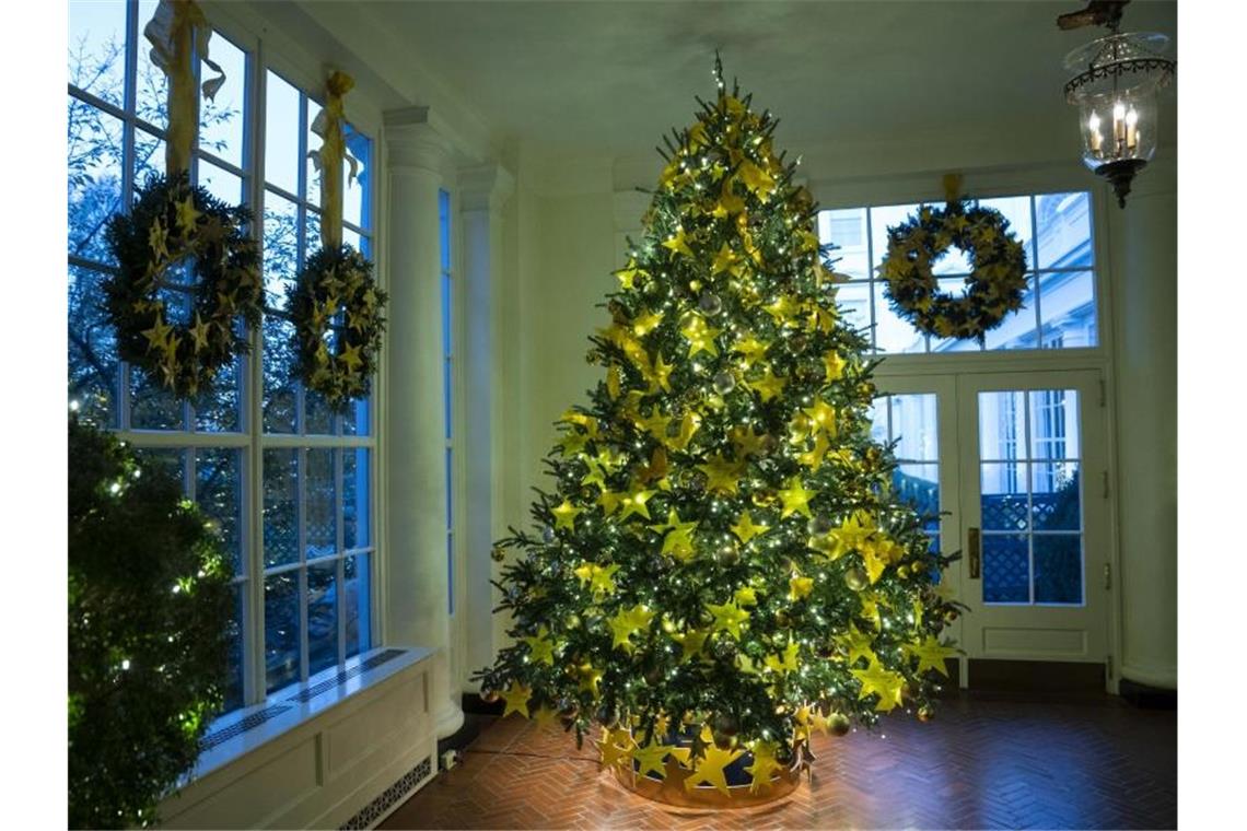 Üppige Weihnachtsdekoration im Weißen Haus Der Gold Star Tree im Weißen Haus. Foto: Evan Vucci/AP/dpa