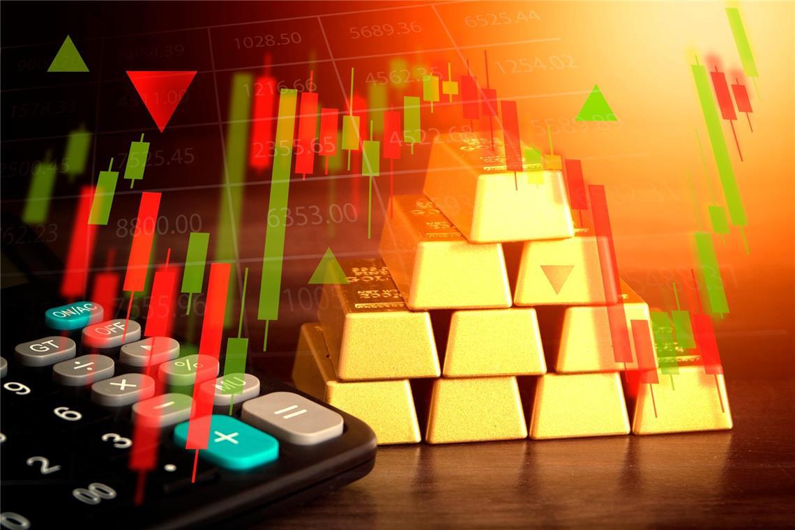 Warum stürzt der Goldpreis ab? - Die aktuellen Gründe Der Goldpreis fällt deutlich unter sein Rekordhoch. Welche Faktoren jetzt auf den Markt drücken, welche Rolle die US-Notenbank spielt und warum Anleger nervös reagieren.