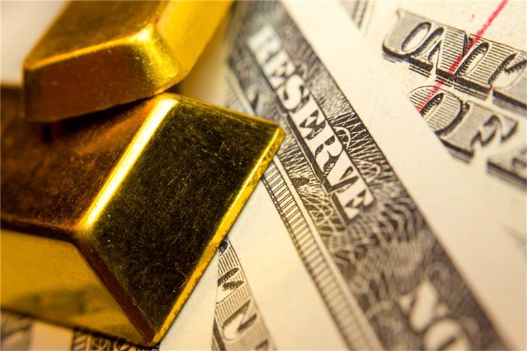 Der Goldpreis fällt unter 5.000 US-Dollar. Geopolitische Spannungen und die Zinspolitik der Federal Reserve belasten den Markt.