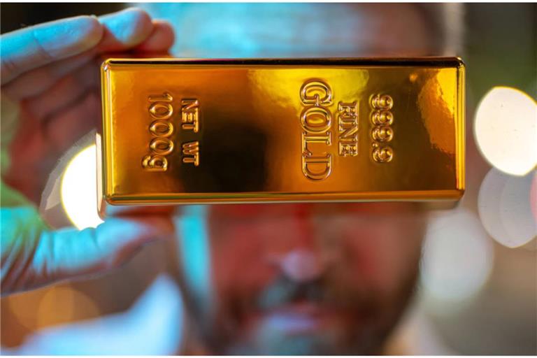 Der Goldpreis hat am Mittwochvormittag ein neues Allzeithoch bei etwa 3.900 US-Dollar je Feinunze erreicht. Die wichtigsten Updates im Überblick.