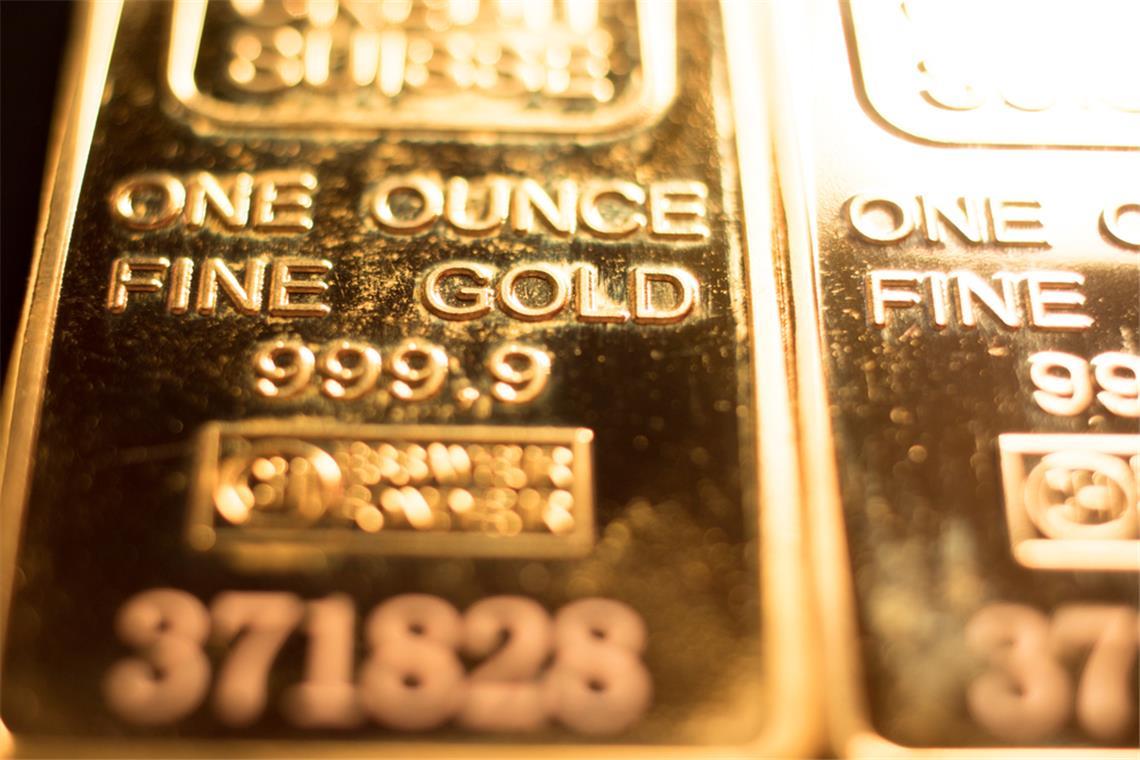 Was eine Unze Gold aktuell kostet & warum der Preis explodiert Der Goldpreis hat ein neues Rekordhoch erreicht und nähert sich einer historischen Marke. Was eine Unze aktuell kostet und welche Faktoren den Kurs nach oben treiben.
