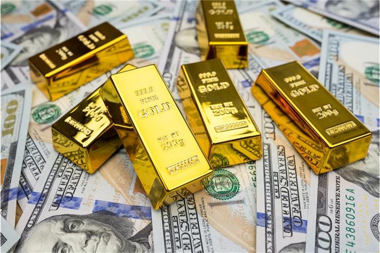 Der Goldpreis ist stark gefallen - doch warum? Die wichtigsten Gründe: Handelsgespräche, geopolitische Entspannung und US-Inflationsdaten.