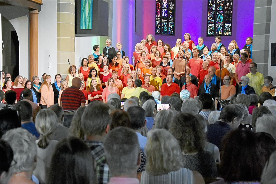 Drei Gospelchöre treten in der Backnanger Stiftskirche auf Der Gospelchor Oppenweiler, die Gospel Voices des Stiftskirche und der Gospel-Projektchor liefern eine mitreißende Performance ab. Foto: Tobias Sellmaier
