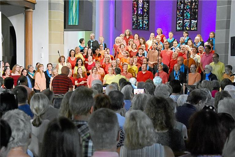 Der Gospelchor Oppenweiler, die Gospel Voices des Stiftskirche und der Gospel-Projektchor liefern eine mitreißende Performance ab. Foto: Tobias Sellmaier