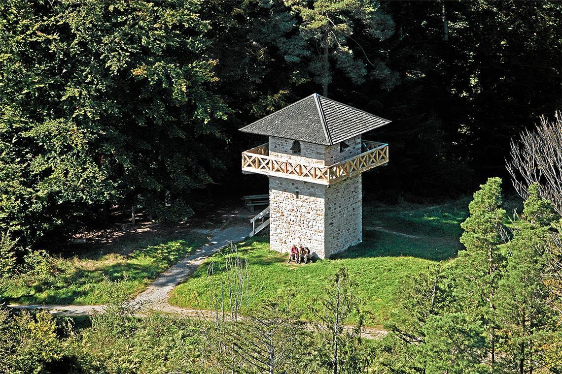 Der Graber Limesturm ist ein etwa zehn Meter hoher, original nachgebauter Steinturm inklusive Holzpalisade, Wall und Graben. Foto: Schwäbischer Wald Tourismus 