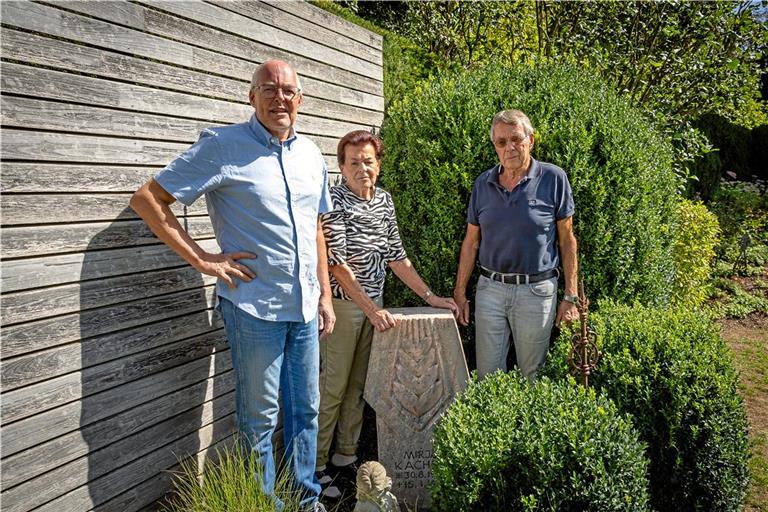 Der Grabstein von Mirja steht seit diesem Jahr im Garten von Heiko, Ulrike und Hartmut Kachel. Für die Eltern und den Bruder ist das ein Trost, Mirja ist unvergessen. Foto: Alexander Becher