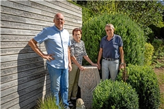 Der Grabstein von Mirja steht seit diesem Jahr im Garten von Heiko, Ulrike und Hartmut Kachel. Für die Eltern und den Bruder ist das ein Trost, Mirja ist unvergessen. Foto: Alexander Becher