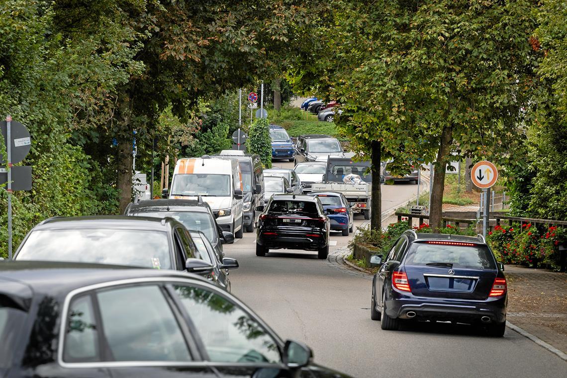 Der Grad der Behinderung in Strümpfelbach schwankt je nach Tageszeit. Zuweilen stauen sich die Autos in alle Richtungen. Foto: Alexander Becher