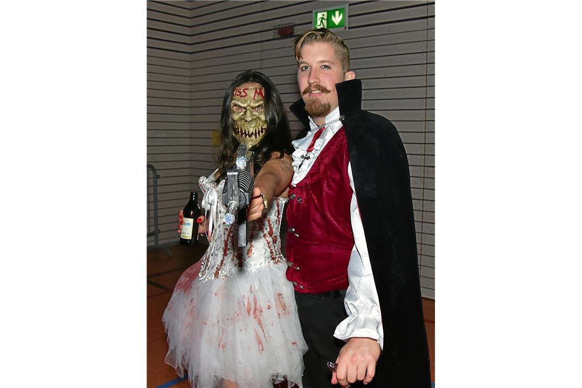 Der Graf und seine schaurige Begleitung. CLOUDSEVEN HALLOWEEN-Party in der Gemei...