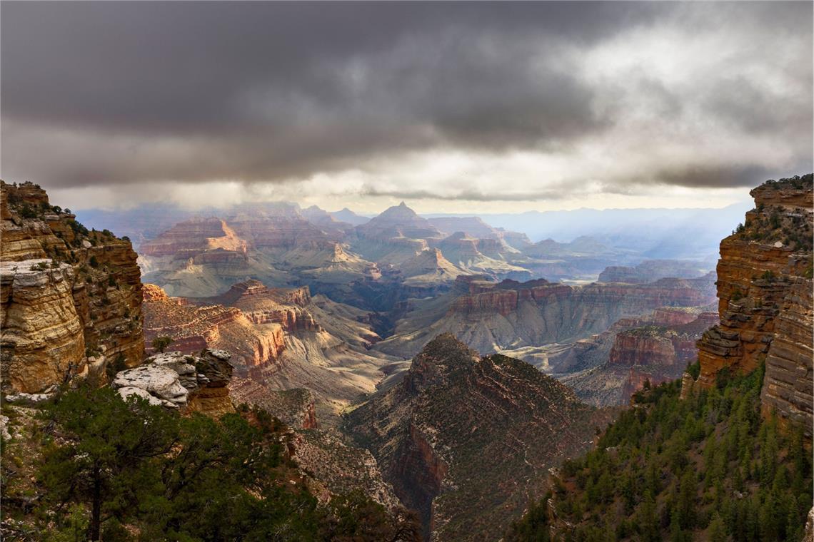 Wie ein Meteoriten-Einschlag den Grand Canyon veränderte Der Grand Canyon erstreckt sich von Nordosten nach Westen im Norden Arizonas. Er trennt den Nordwesten des Bundesstaates, den sogenannten Arizona Strip, vom Rest Arizonas. Über den eigentlichen Grand Canyon gibt es keine Brücken, Süd- und Nordufer des Colorados sind auf Straßen nur östlich des Nationalparks bei Lees Ferry und Page oder rund 400 Kilometer weiter im Westen über Nevada am Hoover Dam verbunden.