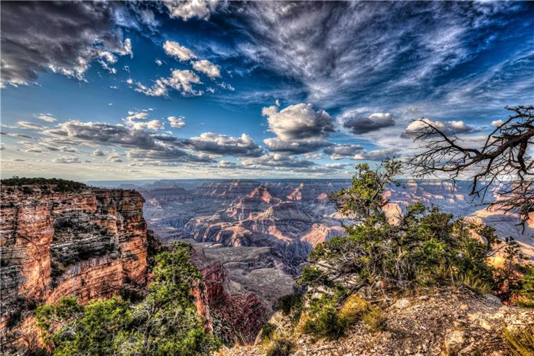 Der Grand Canyon zählt zu den größten und erhabensten Naturwundern der Erde. Der vom Colorado River durchflossene, von steilen Felswänden gesäumte Canyon ist 450 Kilometer lang, zwischen 6 und 30 Kilometer breit und bis zu 1800 Meter tief.
