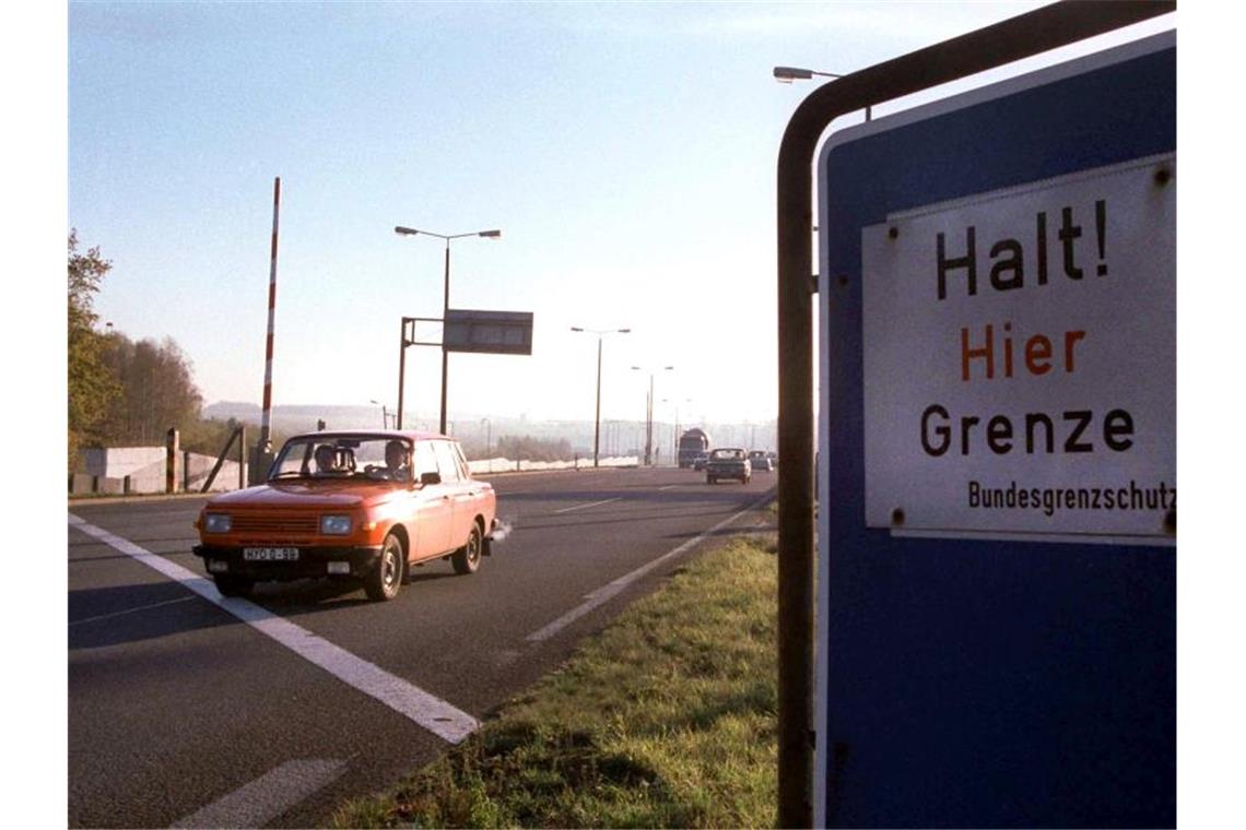 Der Grenzübergang Helmstedt/Marienborn wenige Tage nach der Grenzöffnung. Foto: Holger Hollemann/dpa
