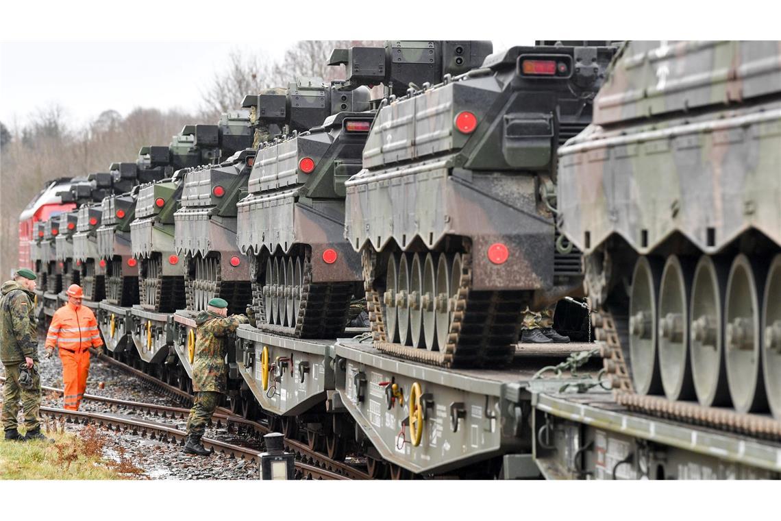 Der grenzüberschreitende Transport von schwerer Ausrüstung bereit Militärplanern oft Sorgen - die EU-Kommission will Schwierigkeiten nun angehen. (Archivbild)