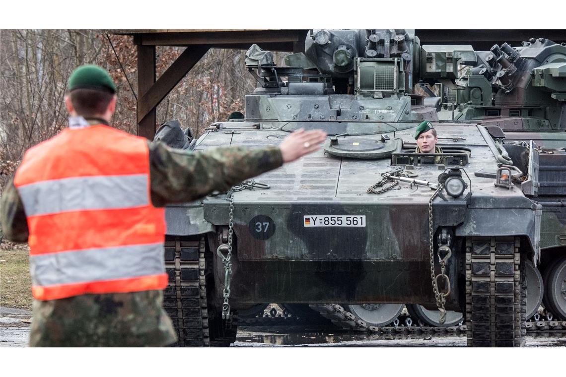 Der grenzüberschreitende Transport von schwerer Ausrüstung bereitet Militärplanern oft Sorgen - die EU-Kommission will Schwierigkeiten nun angehen. (Archivbild)