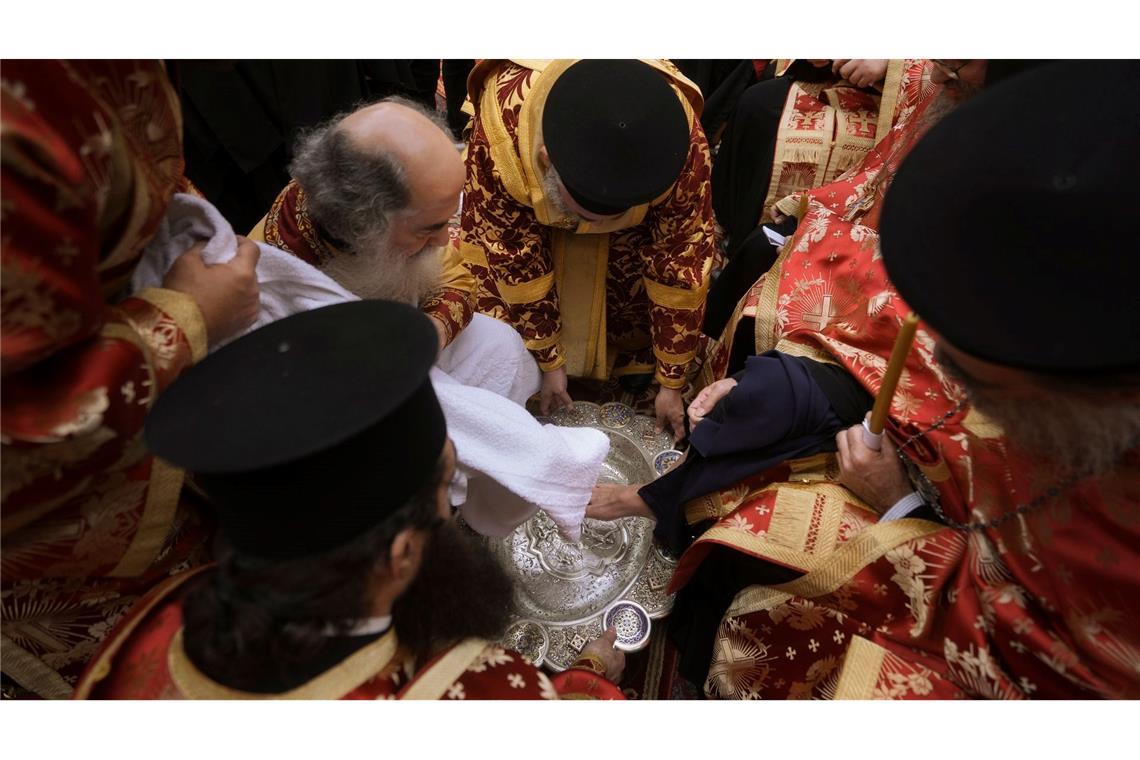 Der griechisch-orthodoxe Patriarch von Jerusalem Theophilos III. vollzieht die Zeremonie der Fußwaschung in der Grabeskirche.