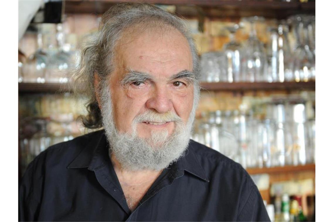 Der griechische Schauspieler Kostas Papanastasiou in seinem Restaurant „Terzo Mondo“. Er starb im Alter von 84 Jahren. Foto: Jens Kalaene/dpa-Zentralbild/dpa