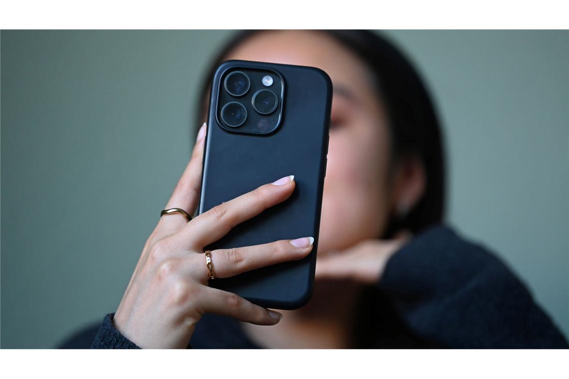 Der Griff zum Handy ist alltäglich geworden.