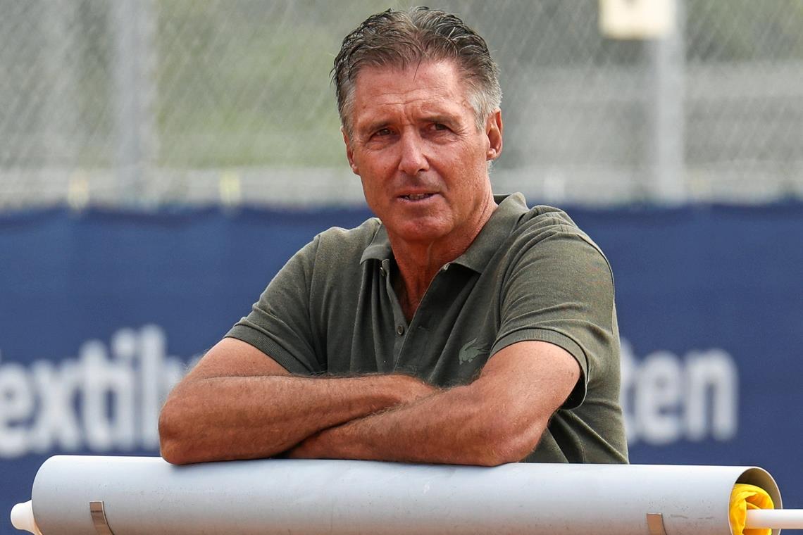Hans-Ulrich Kirmse hält neuen Kurs der TSG Backnang Tennis für einen Irrweg Der grimmige Blick von Hans-Ulrich Kirmse passt zum Ärger auf der Zielgeraden seiner langen Zeit als TSG-Cheftrainer, die viele Jahre ein Glücksfall für beide Seiten war. Foto: Alexander Becher