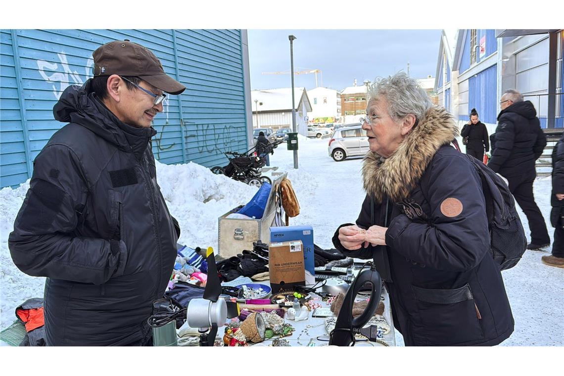 Der Grönländer Thoe Noahsen (l) steht jeden Tag an seinem Verkaufsstand in der Innenstadt. Mit Hansine Broberg Geisler (r) tauscht er sich auch über Trumps Drohungen aus. "Der Idiot", nennt Geisler ihn nur.