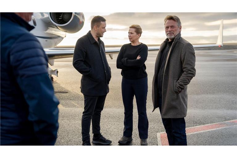 Der grönländische Regierungschef Jens-Frederik Nielsen (links) begrüßte die dänische Ministerpräsidentin Mette Frederiksen und ihren Ehemann Bo Tengberg am Dienstagabend in Nuuk.