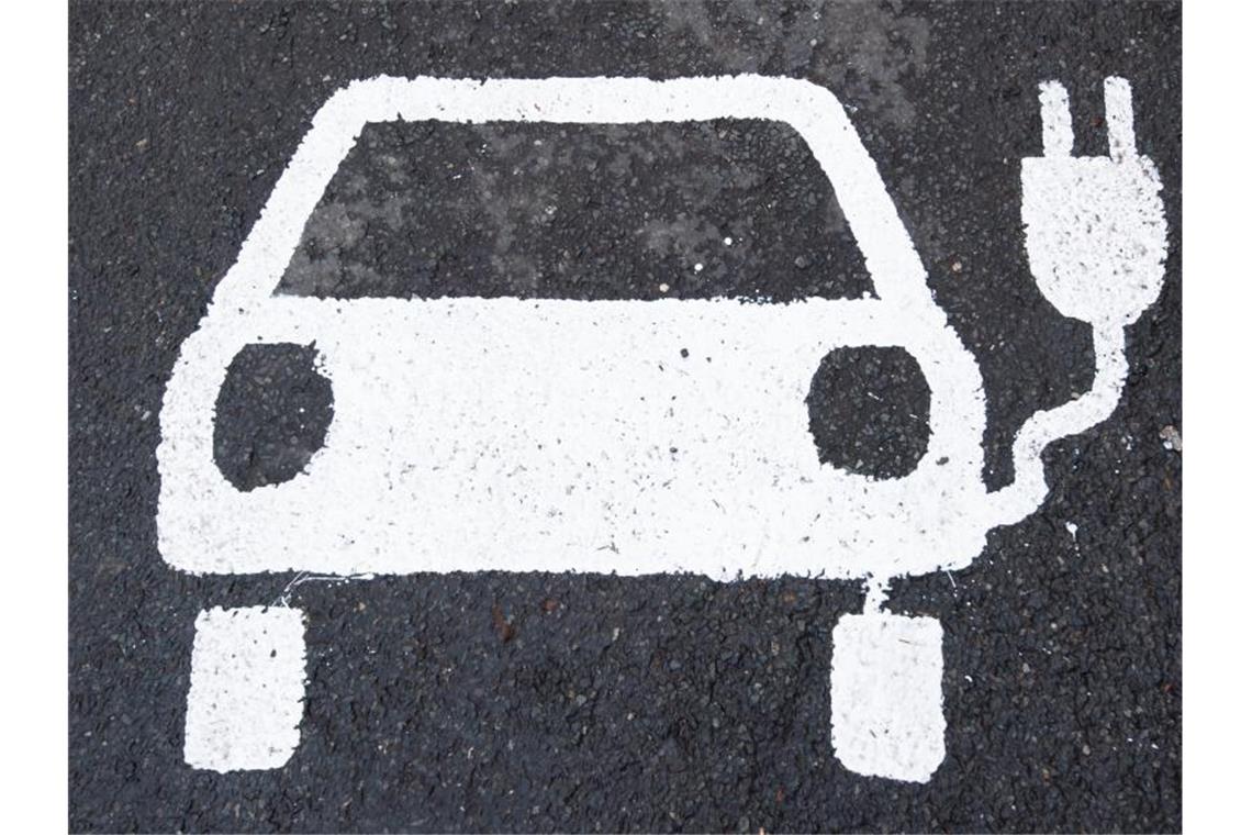 Deutschland überholt die USA bei Stromer-Neuzulassungen Der größte Markt für Elektroautos und Plug-in-Hybride bleibt China mit 1,25 Millionen Neuzulassungen im Jahr 2020. Foto: Julian Stratenschulte/dpa