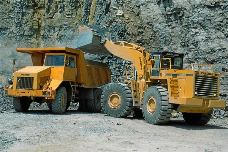 Der größte von Kaelble gebaute Radlader war der SL35 mit 42 Tonnen Einsatzgewicht. Hier ist er im Jahr 1984 im Testeinsatz im Kalksteinbruch der Gebr. Zimmermann GmbH in Roßwag bei Vaihingen an der Enz mit einem Muldenkipper KV25 zu sehen. Fotos: Archiv Alfred Meyer