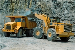Der größte von Kaelble gebaute Radlader war der SL35 mit 42 Tonnen Einsatzgewicht. Hier ist er im Jahr 1984 im Testeinsatz im Kalksteinbruch der Gebr. Zimmermann GmbH in Roßwag bei Vaihingen an der Enz mit einem Muldenkipper KV25 zu sehen. Fotos: Archiv Alfred Meyer