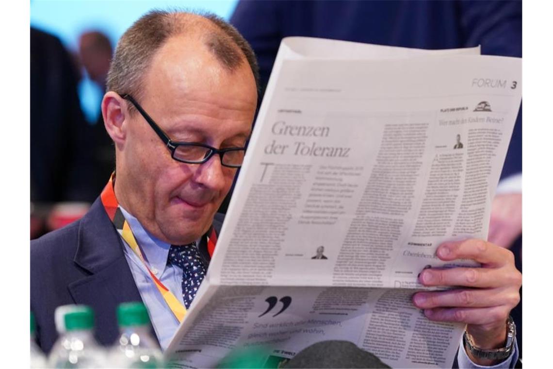 Parteitag in Leipzig: CDU räumt Streitfragen aus Der größter Rivale von Annegret Kramp-Karrenbauer, Friedrich Merz, gibt sich auf dem Parteitag entspannt. Foto: Kay Nietfeld/dpa