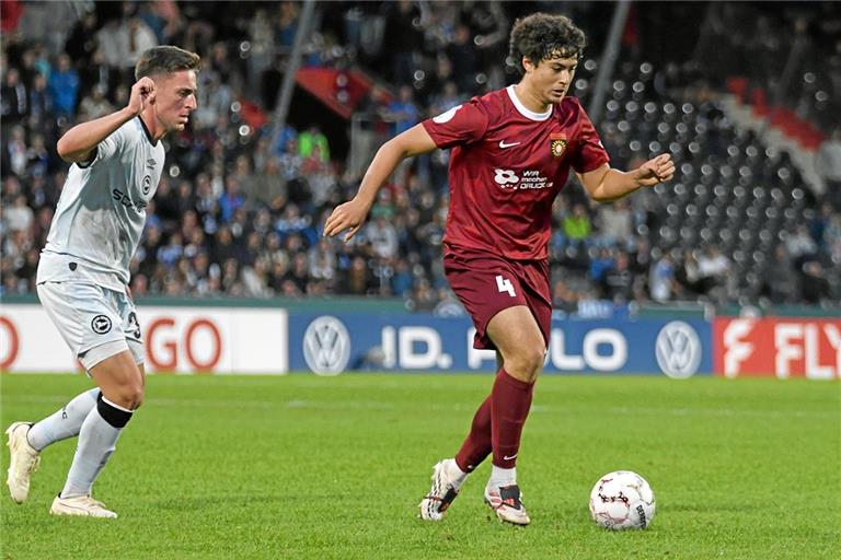 Der Großaspach-Zugang und gebürtige Augsburger Franz-Xaver Bleicher (rechts) freut sich aufs Zweitrundenduell mit seinem Ex-Verein FC Augsburg. Foto: Tobias Sellmaier