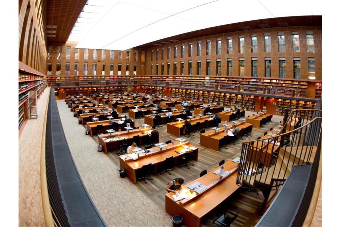 Bibliotheken in Dresden und Freiburg geben NS-Raubgut zurück Der große Lesesaal der Sächsischen Landesbibliothek. Foto: Sebastian Kahnert/dpa-Zentralbild/dpa/Archivbild
