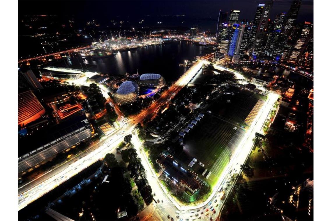 Der Große Preis von Singapur ist ein Flutlichtrennen: Die Erleuchtete Rennstrecke ist klar zu erkennen. Foto: How Hwee Young/dpa