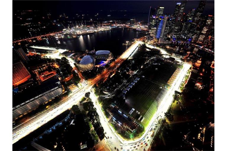 Der Große Preis von Singapur ist ein Flutlichtrennen: Die Erleuchtete Rennstrecke ist klar zu erkennen. Foto: How Hwee Young/dpa